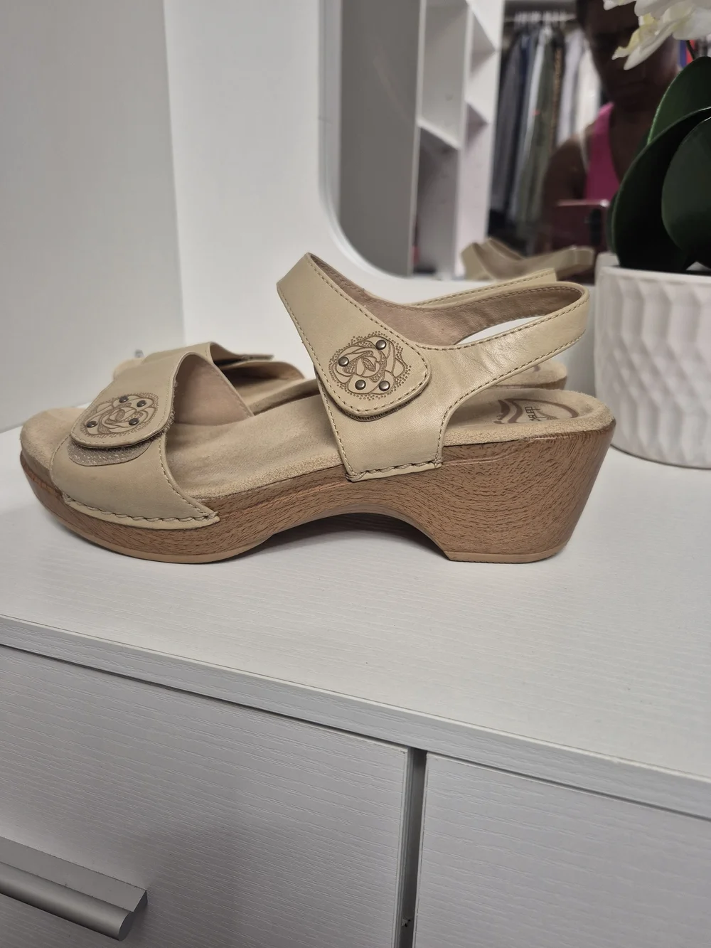 Dansko Sonnet Beige Leather Floral Women Sandal- SZ EU 39 US 8.5/9